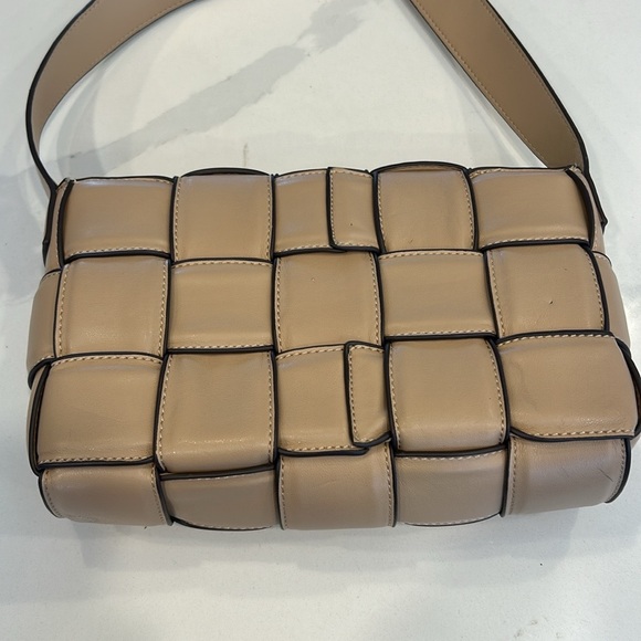 Sondra Robert’s Squared Beige Woven Leather Bag - Picture 3 of 7